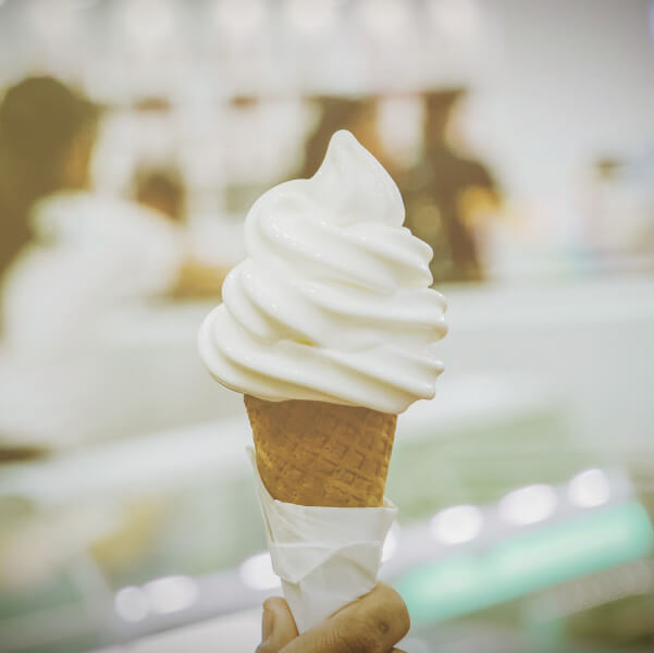 ice-cream-in-hand_t20_WQZEJm
