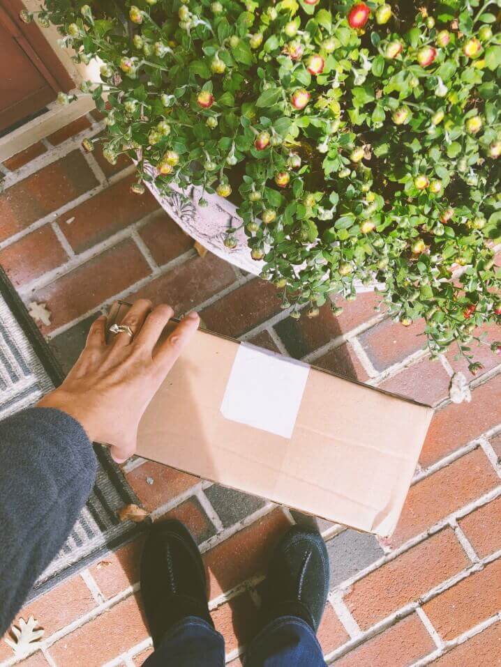 mail-package-package-delivery-front-porche-online-orders-shipped-order-shopping-online-parcel_t20_rRw3Ll